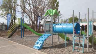 Juegos, luces LED y seguridad: cómo quedó la renovada plaza de Canal V de Neuquén