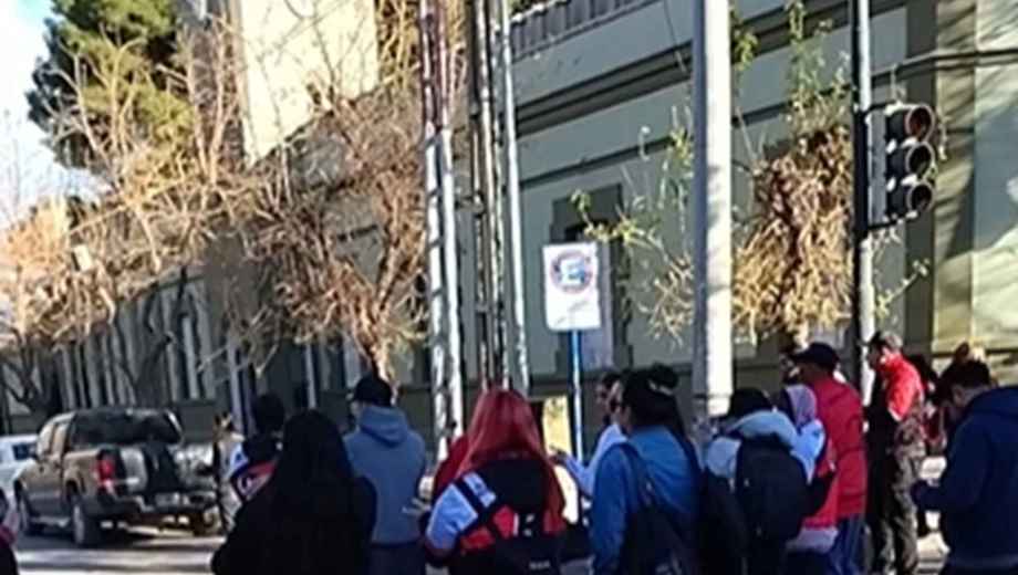 La medida inició alrededor de las 9. Foto: captura Facebook.