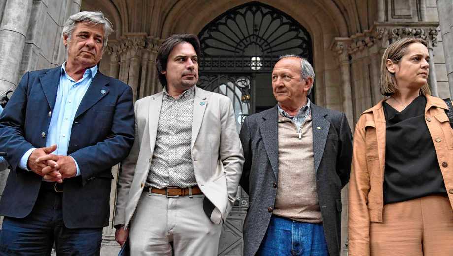 Los titulares de las entidades del agro saliendo de la reunión con representantes del Gobierno. (Foto: Enrique García Medina)