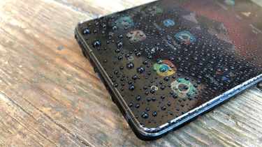 ¿Se te mojó el celular? Lo que se debe hacer y lo que no