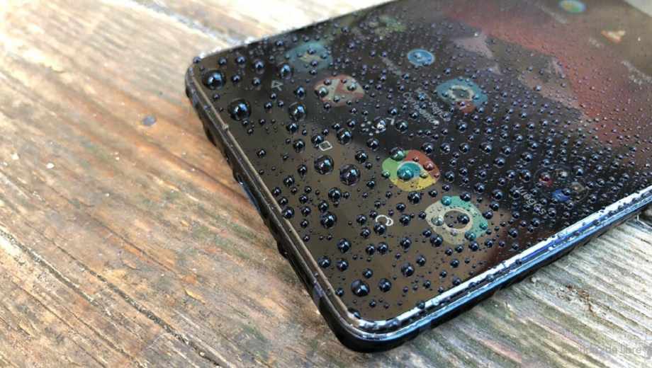 Qué hacer si se te moja el celular. 