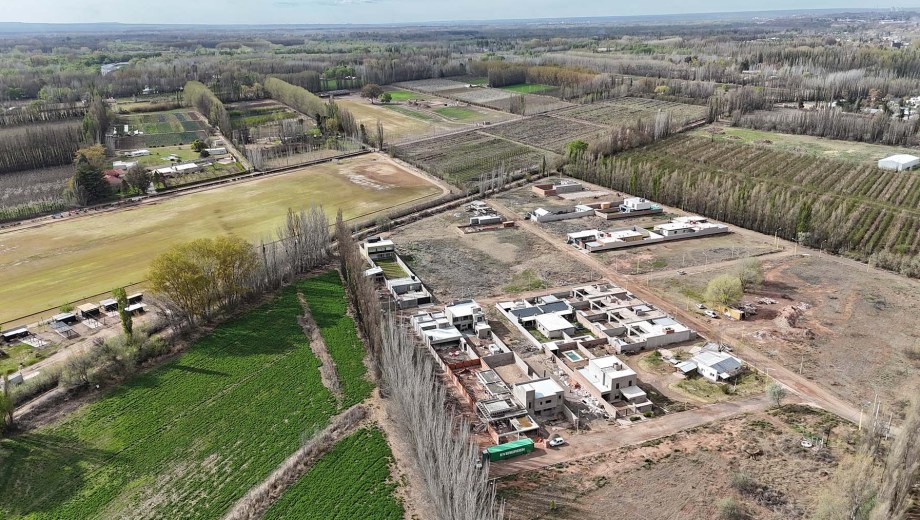 Neuquén. Multas económicas y prohibición: la ley de Rolando Figueroa para frenar los loteos en las chacras