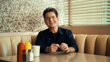 Netflix: De qué trata el documental de Charlie Sheen, el actor que perdió todo por el alcohol