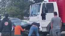 Imagen de Fuerte choque en Bariloche entre un auto y un camión dejó a un hombre herido