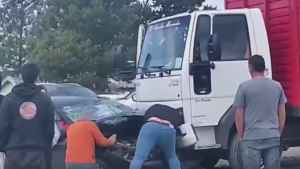 Fuerte choque en Bariloche entre un auto y un camión dejó a un hombre herido
