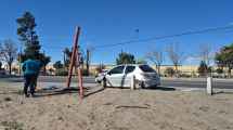 Imagen de Se quedó dormido y chocó contra un poste de luz de la Ruta 22 de Neuquén