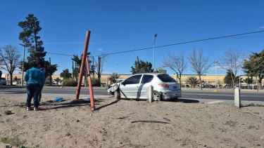 Se quedó dormido y chocó contra un poste de luz de la Ruta 22 de Neuquén