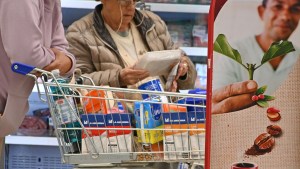 La confianza del consumidor vuela alto tras el triunfo de Javier Milei en las elecciones: el indicador mostró un repunte inesperado