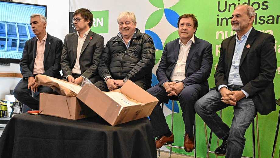 Alberto Weretilneck encabezó varias licitaciones y actos oficiales el último mes. Archivo/ Chino Leiva