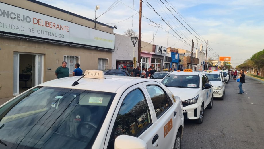 Taxistas y remiseros siguieron de cerca la sesión en Cutral Co (Foto: Andrea Vazquez)
