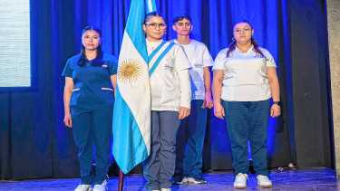 Daniela, nueva enfermera en Roca se graduó con el mejor promedio y cuidó a su mamá hasta el último día