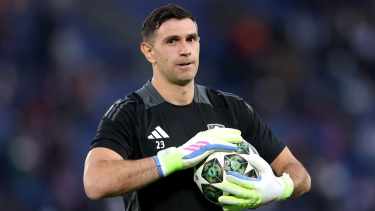 Se conoció el motivo del pase frustrado de Dibu Martínez al Manchester United