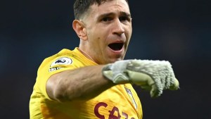 El técnico de Aston Villa celebró la continuidad de Dibu Martínez: “El mejor arquero del mundo”