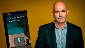 Reseña: «Demasiado lejos», el libro que Eduardo Sacheri presenta en la Feria del Libro de Neuquén