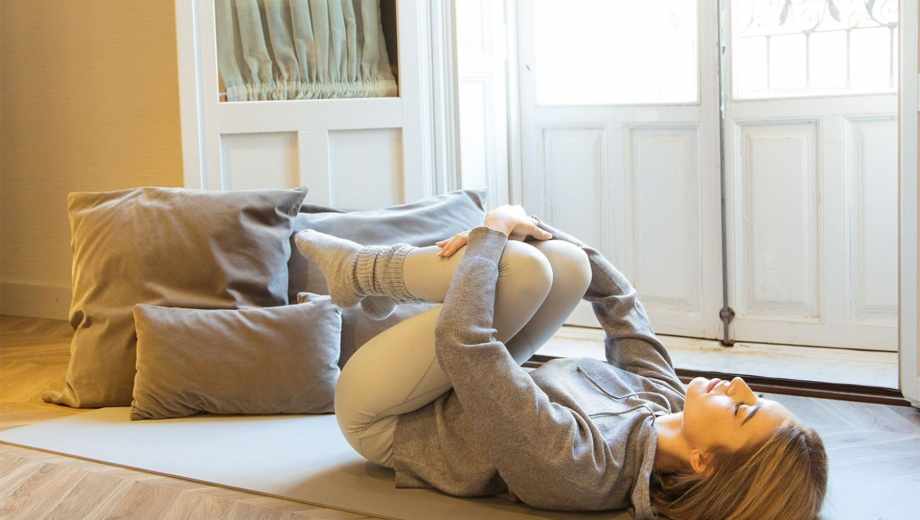 Cinco ejercicios que te ayudarán a descansar mejor.-