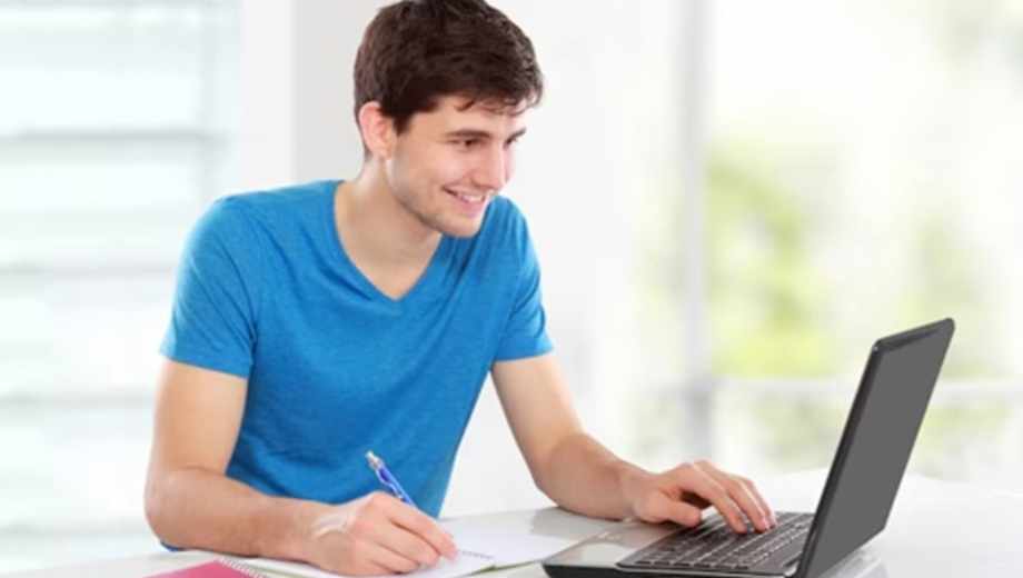 Estudiante con equipo informático.-