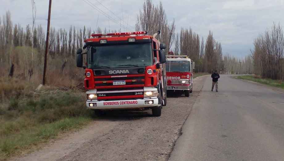 Bomberos de Centenario trabajan en el lugar. Foto: Foyel Mapú. 