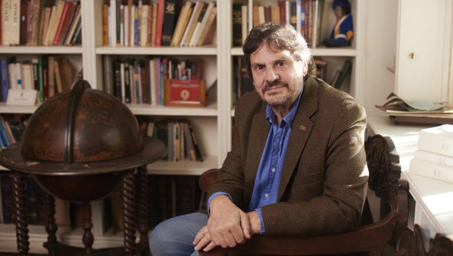 Con un pie en un hecho real –el affaire conocido como “el asunto de Italia”– y otro en las elucubraciones de aquello que bien pudo haber sido, la primera ficción de Felipe Pigna se lee con el pulso de un thriller de espionaje. (Foto: Alejandra López)