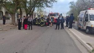 Un joven herido tras protagonizar un fuerte choque en Regina: impactó contra un auto estacionado y un poste