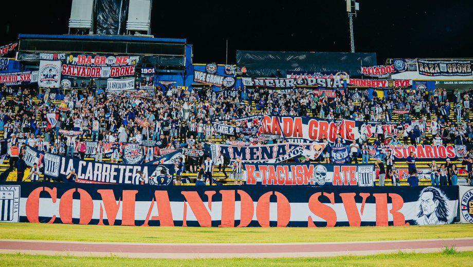Los hinchas de Alianza Lima mostraron en redes sociales banderas dirigidas hacia la hinchada de la U.