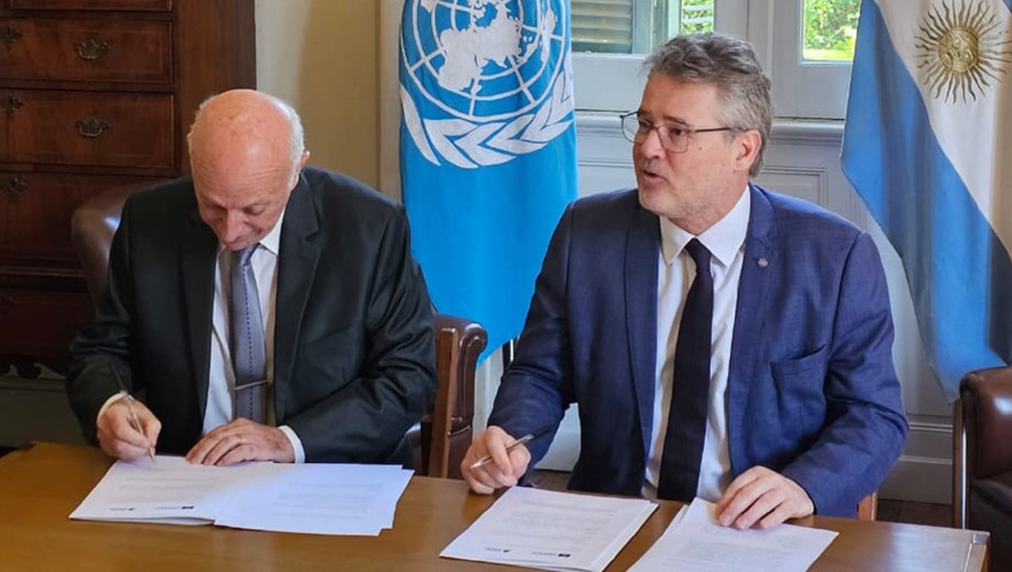 El procurador Eduardo Casal y el representante de la UNESCO Ernesto Fernández Polcuch firmaron el convenio en Buenos Aires.
