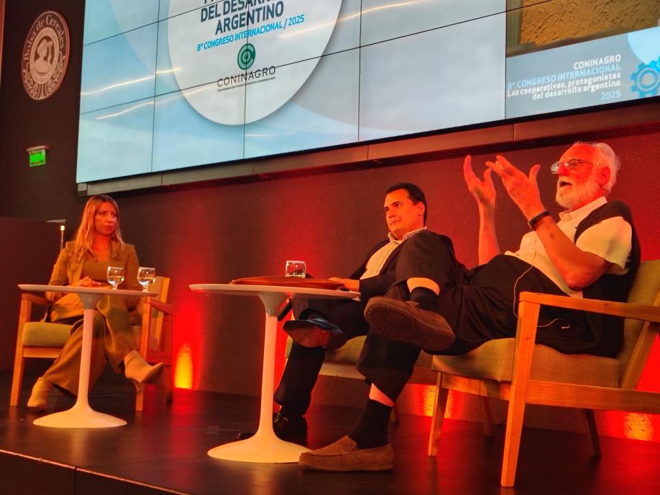 Lara López Calvo, David Miazzo y Juan Carlos de Pablo en el Congreso Coninagro.