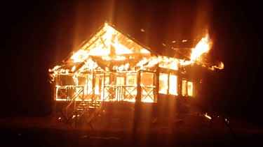 Video | Una cabaña de Moquehue ardió en llamas y desató un operativo que duró hasta la madrugada