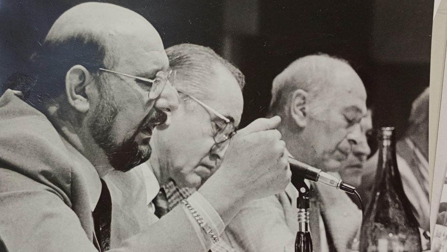 Dirigentes en las 1° Jornadas de Perfeccionamiento Empresario: Sambracos (izq.), titular de la Cámara, con A. Torrejón (Sec. Turismo) y J. Ardüser (organizador)/ Foto: Archivo RÍO NEGRO.