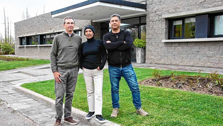 Juan Martín, María Laura y Juan José Rosauer, en las oficinas de la empresa en Cipolletti. Foto: Cecilia Maletti.