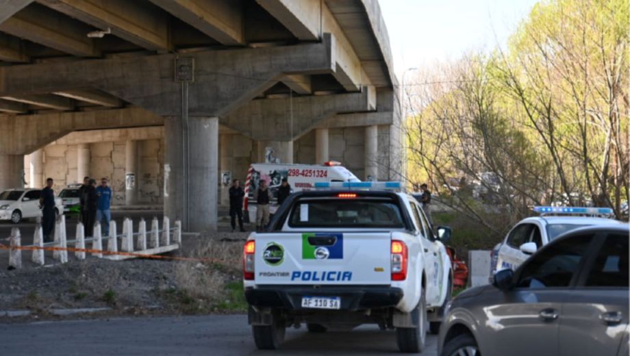 Apareció la moto en la que viajaban, clave para resolver qué pasó. Foto: Juan Thomes. 