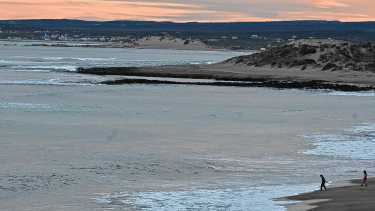 Calor extremo de 38°C, tormentas y mareas de casi 7 metros en Las Grutas este miércoles: los peores horarios