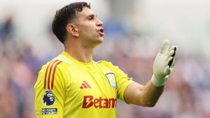 Dibu Martínez brilló con dos atajadas tremendas y la valla invicta en su regreso al arco de Aston Villa