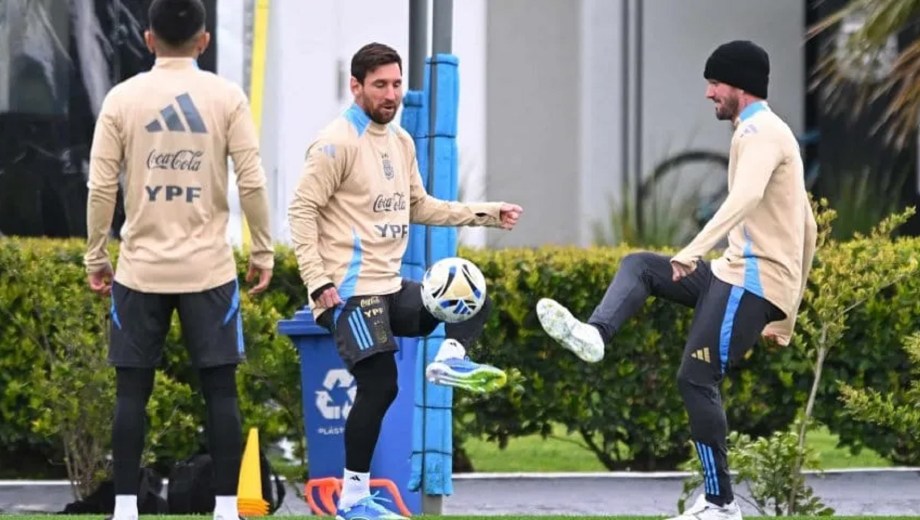 Messi y De Paul, en el entrenamiento de la Selección Argentina en la previa al encuentro ante Venezuela.