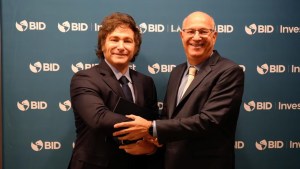 Llegan los dólares: Javier Milei recibe un espaldarazo financiero del BID y el Banco Mundial