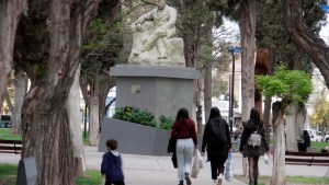 Indemnizan a una mujer que se cayó en una plaza del centro de Neuquén