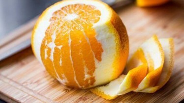 Por qué tirar cáscaras de naranja en el jardín: cuáles son los beneficios