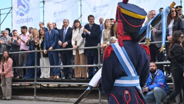 En 16 fotos | Así fue el multitudinario desfile por el 121° aniversario de Neuquén en el este de la ciudad
