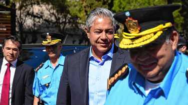 Confirman aumento salarial para la policía de Neuquén: Rolando Figueroa firmó el decreto