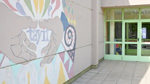 Obligan a una obra social a cubrir el acompañante escolar para una adolescente con discapacidad en Neuquén