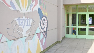 Obligan a una obra social a cubrir el acompañante escolar para una adolescente con discapacidad en Neuquén