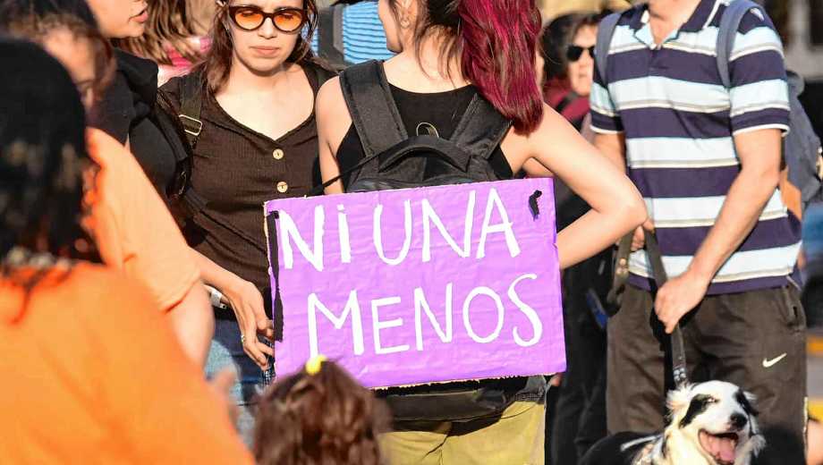 Vecinos y vecinas de Neuquén gritaron por "Ni una menos". (Foto: Cecilia Maletti).