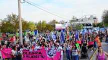 Imagen de En 10 fotos | Neuquén y Roca marcharon por el triple femicidio: «Nos matan a las pibas en la cara de la gente»