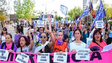 Neuquén y Río Negro marcharon por el triple femicidio en Florencio Varela: gritaron fuerte «Ni una menos»