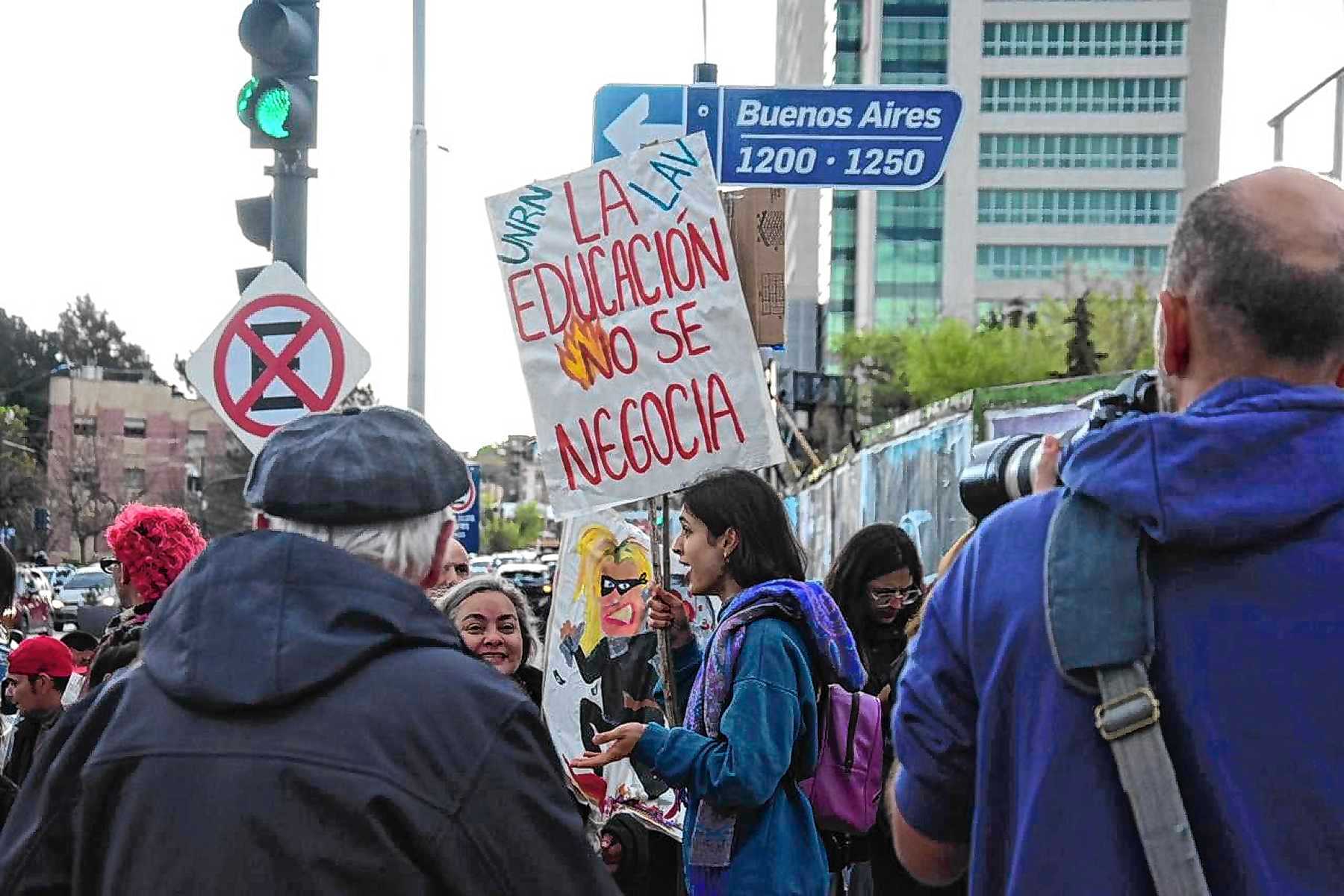En fotos | Así fue la masiva marcha universitaria en Neuquén y Río ...