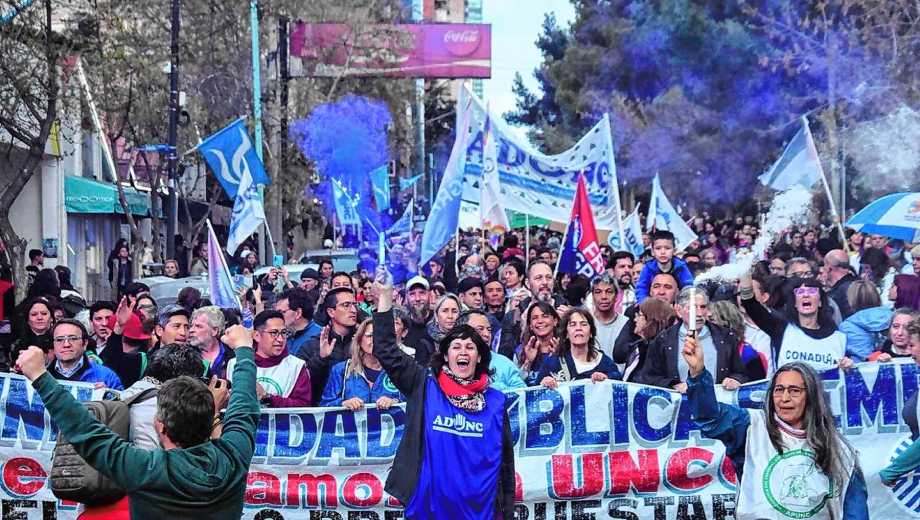 Marcha Universitaria contra el veto de Javier Mieli en Neuquén.. Foto: Cecilia Maletti. 