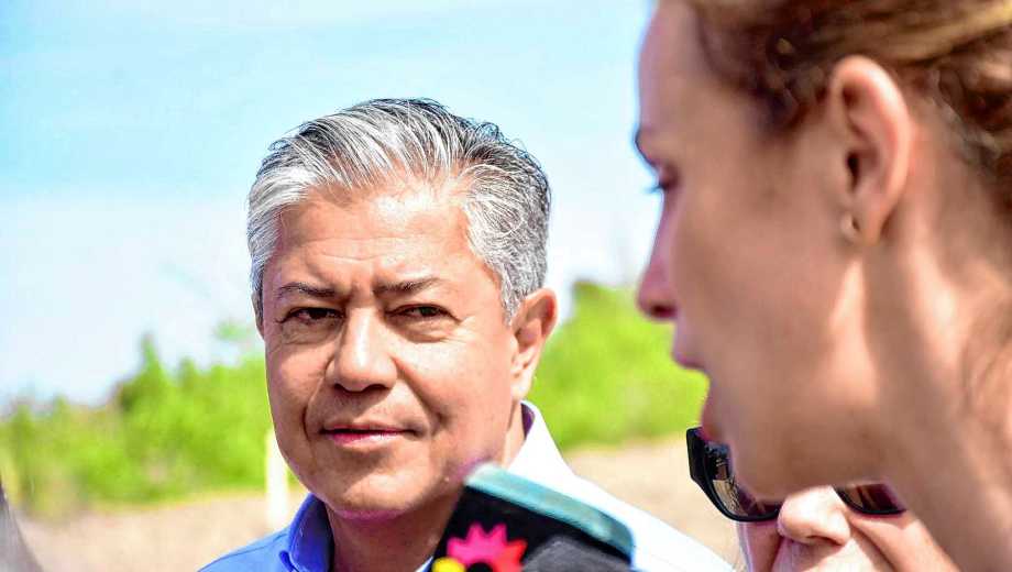 El gobernador Rolando Figueroa y la diputada Tanya Bertoldi en la  recorrida de obra de la avenida Futaleufú (foto Matías Subat) 