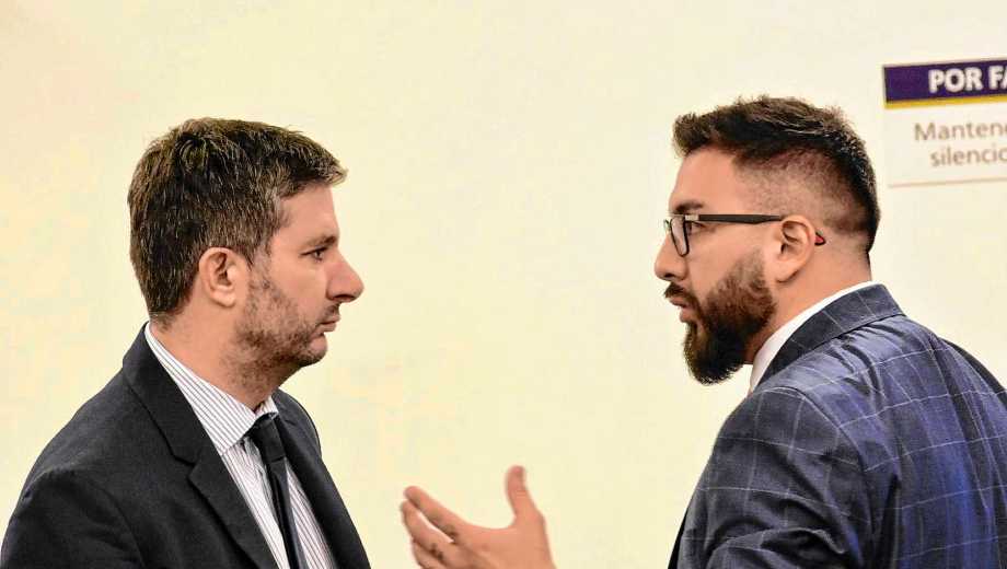 Defensor Pablo Gutiérrez y fiscal Juan Narváez, mano a mano durante el juicio. (Matías Subat)