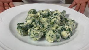 Cómo hacer ñoquis de ricota con espinaca y salsa blanca: la receta de Cami Homs 