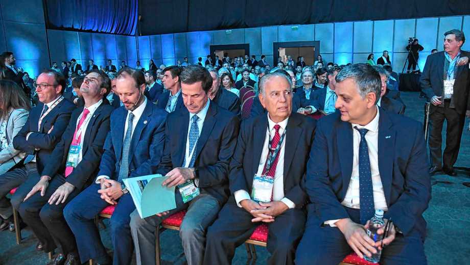 Markous, cuarto de izquierda a derecha, con otros CEOs y referentes de la industria. Foto: Enrique García Medina. 