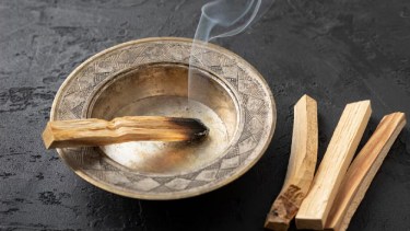 Cuándo hay que prender palo santo para atraer el dinero en octubre, según el Feng Shui 